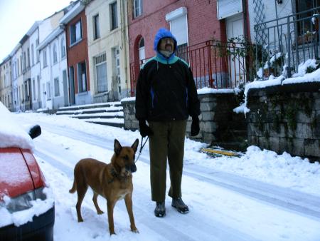 la rue , la maison  sous la neige